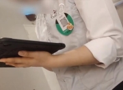 吃海底捞要给小费了？有店员戴“打赏码”服务，品牌方：是个别门店行为